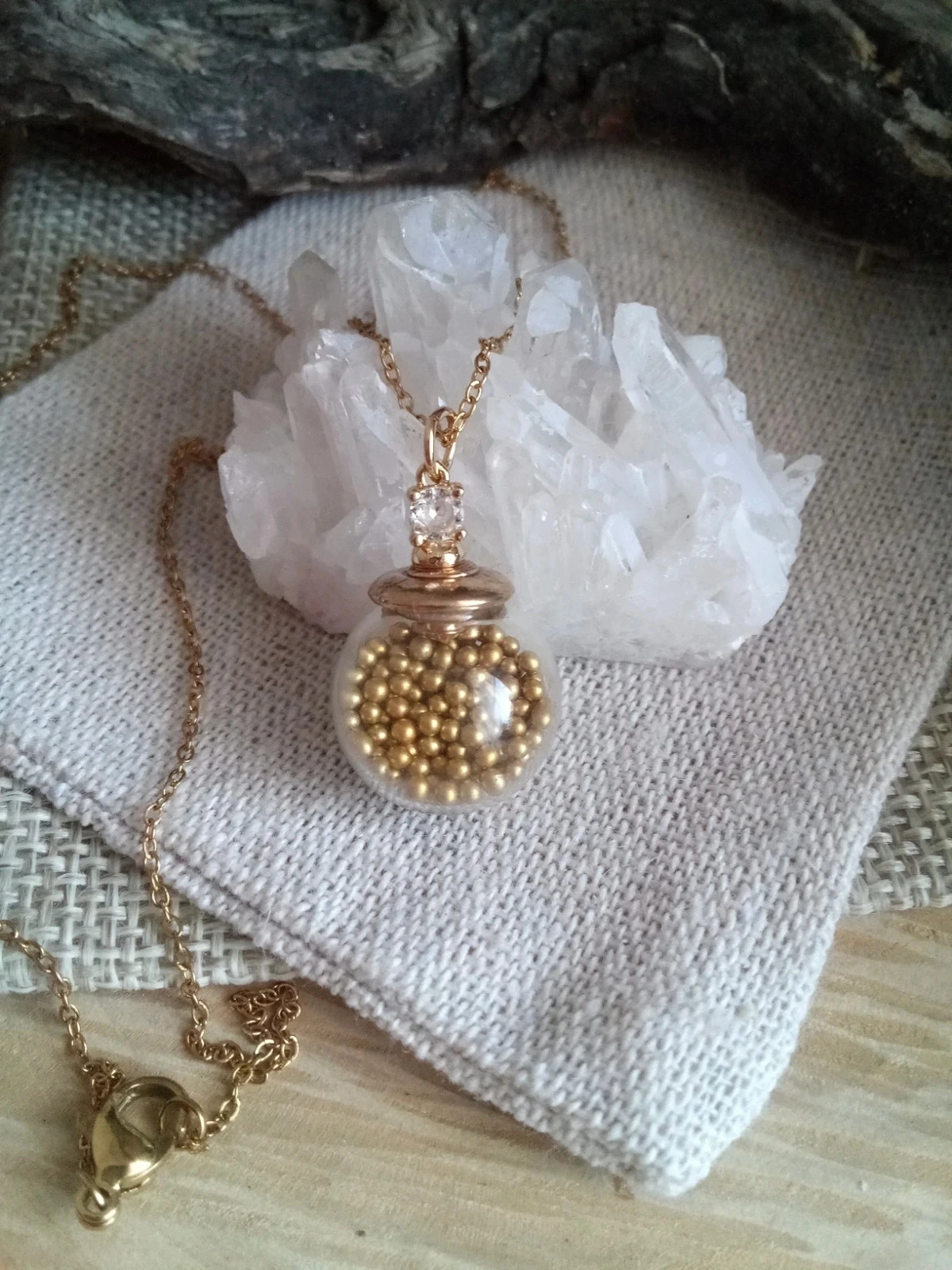 Collier bohème globe en verre  graines d'or